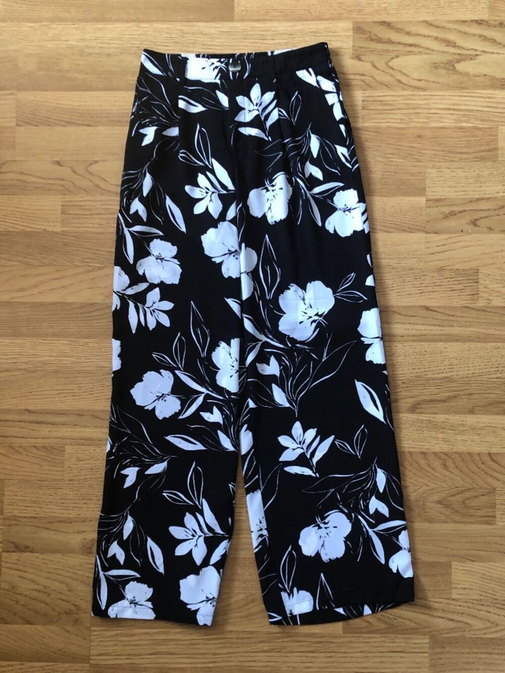 Suzy Shier (Size S) White Floral Black Pants